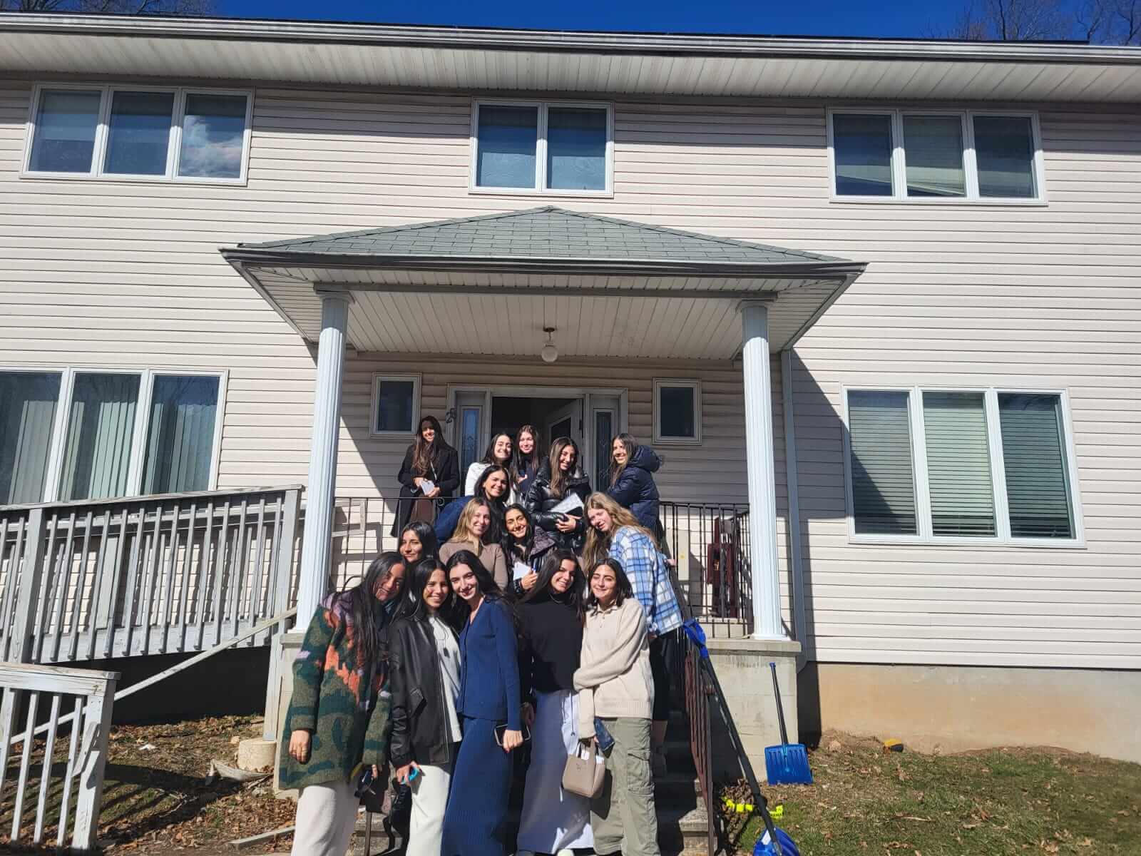 Na'aleh students on a trip