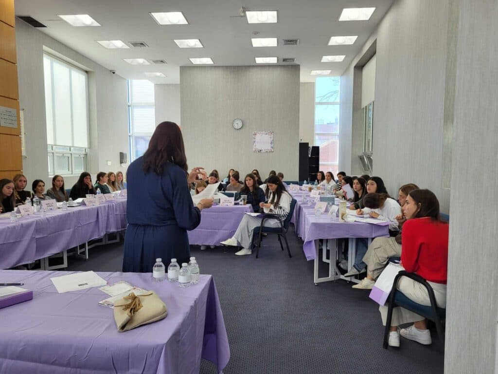 A Na'aleh class in session